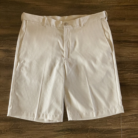 Haggar Seersucker Stripe Men’s Flat Front Shorts - Picture 2 of 5